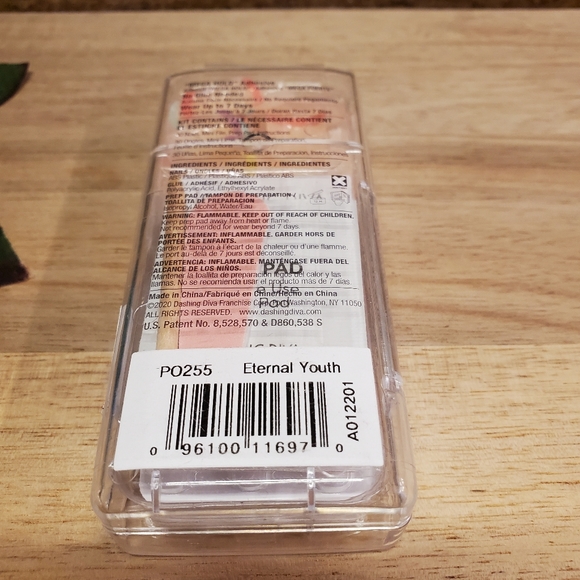 BNIP Dashing Diva Press-On Nails - Eternal Youth - Picture 2 of 2